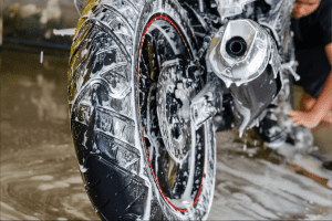 Comment nettoyer sa moto facilement et rapidement ?