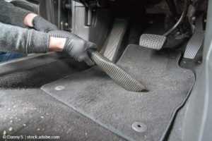 كيف يتم تنظيف الجزء الداخلي للسيارة؟