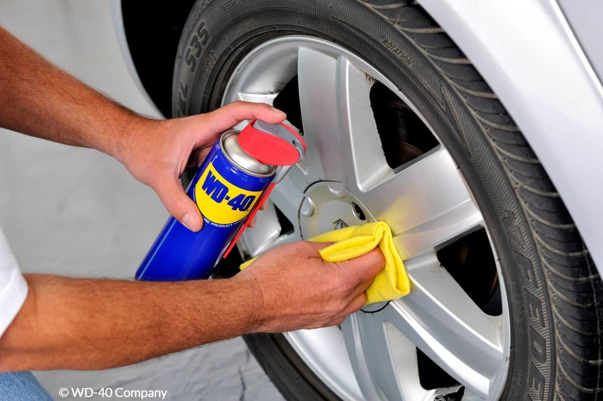 كيف تنظف إطارات سيارتك بسهولة