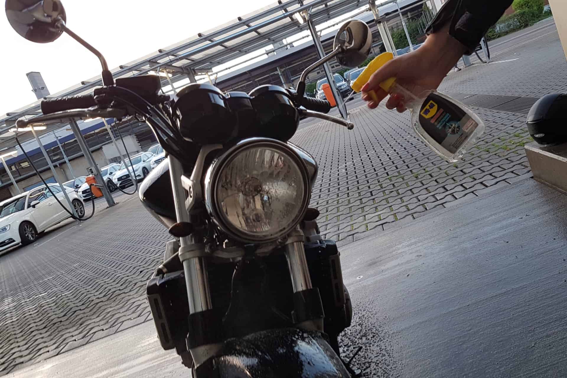 Motorradkette schmieren mit dem WD40 Guide So