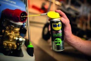 Astuce Geniale Voici Tous Les Usages Meconnus Du Wd 40 12 Utilisations Surprenantes Cuvett Detournement Produits Menagers Nettoyage Toilette Astuce Menage
