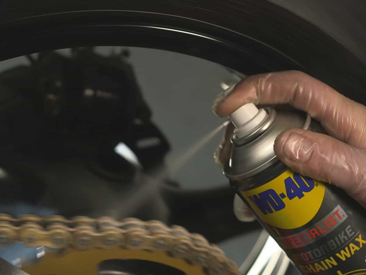 Die Motorradverkleidung pflegen - So funktioniert es mit WD-40