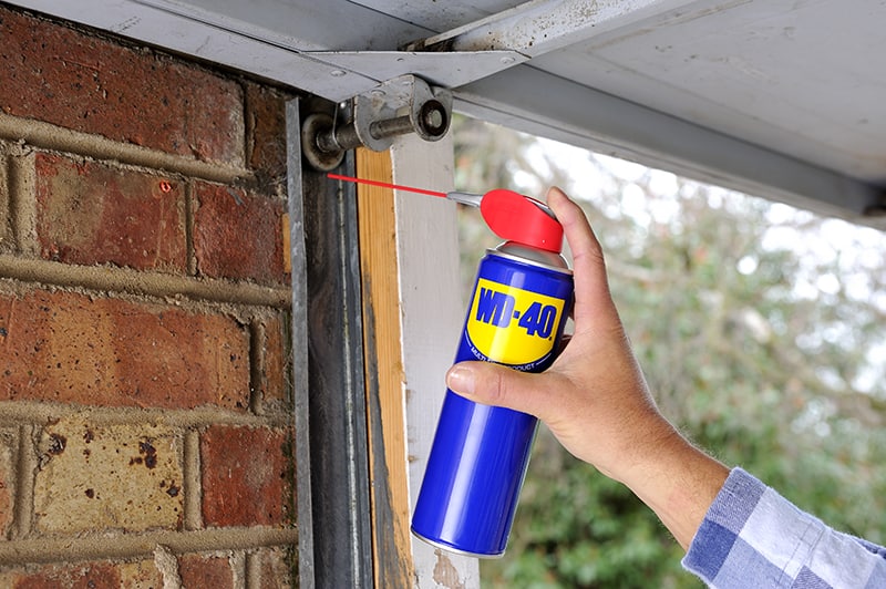 ¿Cómo eliminar ruidos y chirridos de las puertas? | WD-40