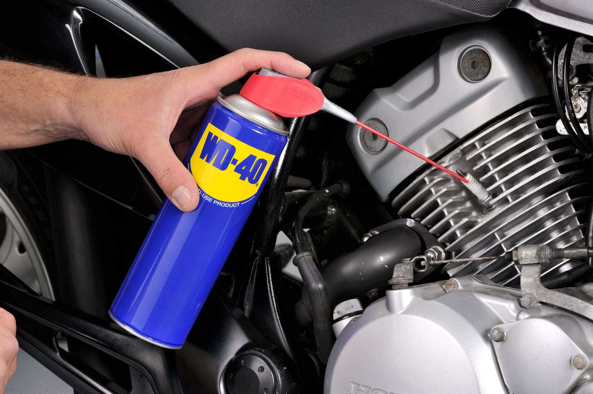 Reparar y limpiar un motor de moto antiguo con WD-40®