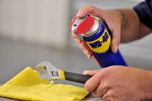 WD-40-gereedschap-onderhoud-moersleutel-Entretien-molette