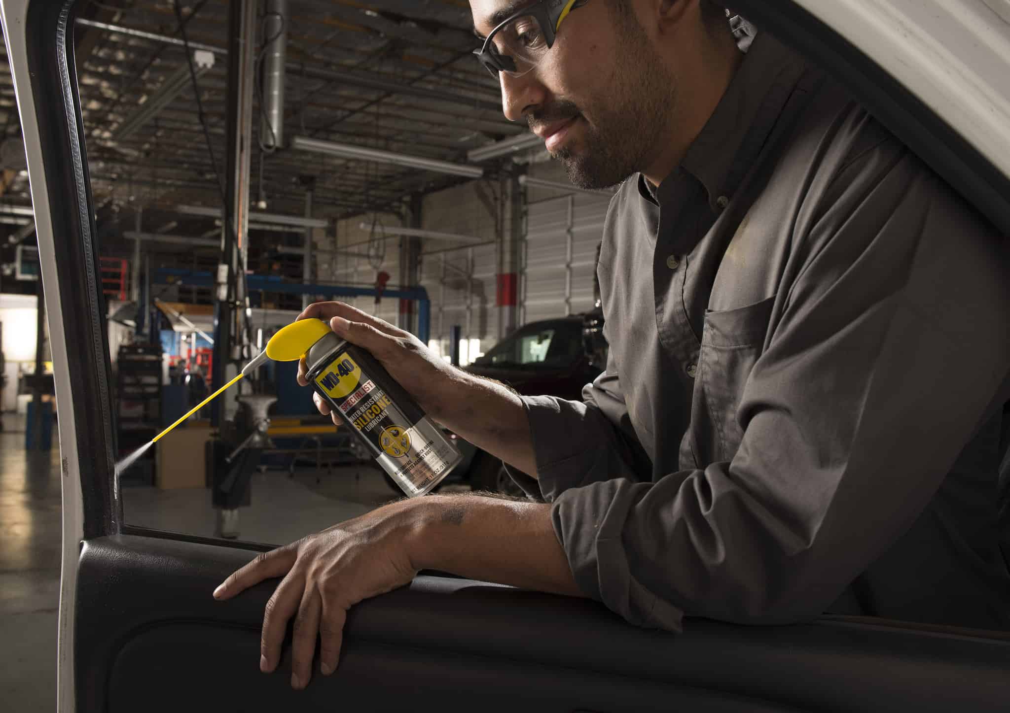 Astuces pour une vitre de voiture qui grince WD40 FR