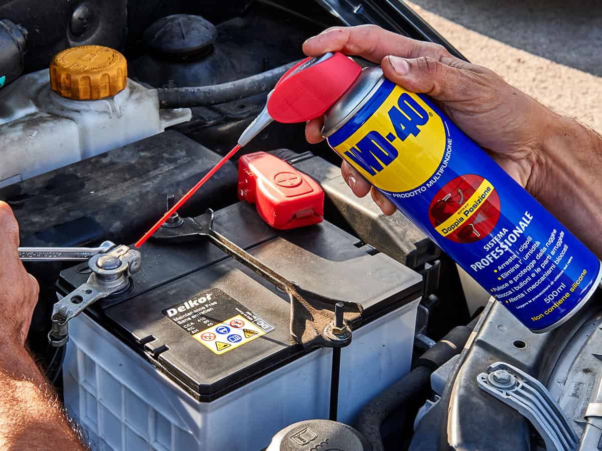 Manutenzione di poli e morsetti batteria auto WD40 Italia Manutenzione di poli e morsetti batteria auto WD40 Italia