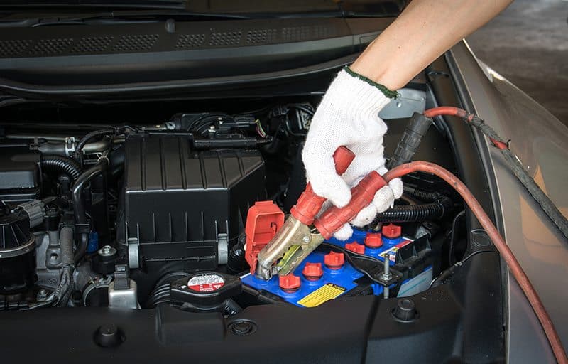 Etapas simples para trocar e carregar a bateria do carro