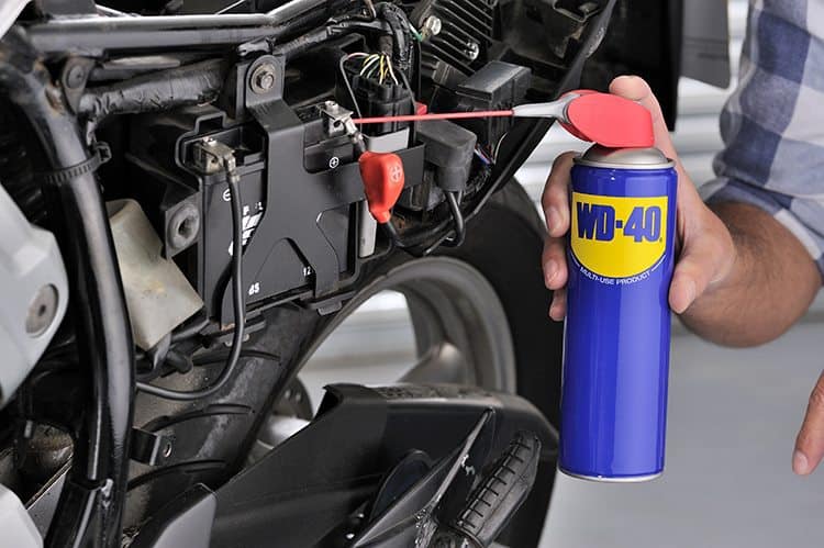 Manutenção da bateria da moto com WD-40