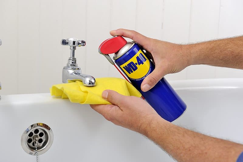 usos-wd-40-limpa-torneiras Usos do WD-40 para limpar a casa de banho - Limpa torneiras