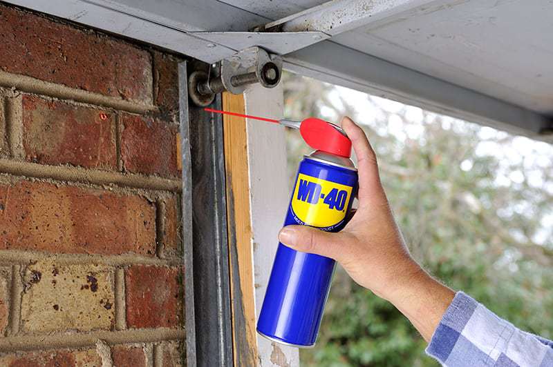 lubrifica%c3%a7%c3%a3o-de-port%c3%a3o-com-wd-40 Lubrificação de portão com WD-40