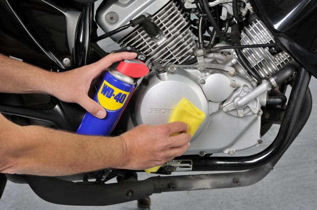 Como limpar a moto rapidamente - WD-40